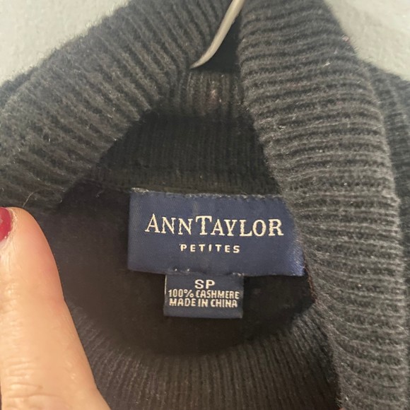 Ann Taylor Petites Classic Black Cashmere Turtle Neck Sweater SP - Picture 3 of 4